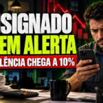 Trabalhador preocupado analisando parcelas do empréstimo consignado CLT e o orçamento mensal.